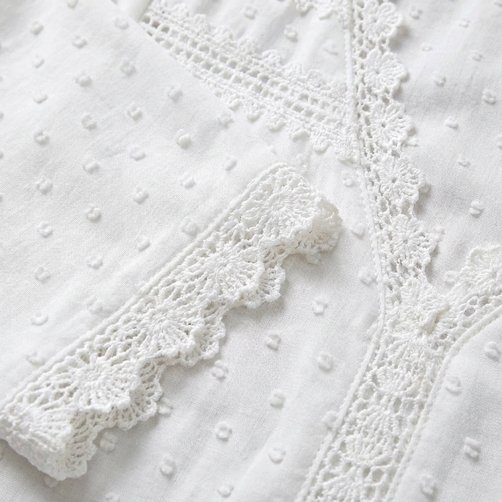 Valeria | Blusa Mujer Blanco Con Ribete De Encaje Y Textura Plumeti | Romántico